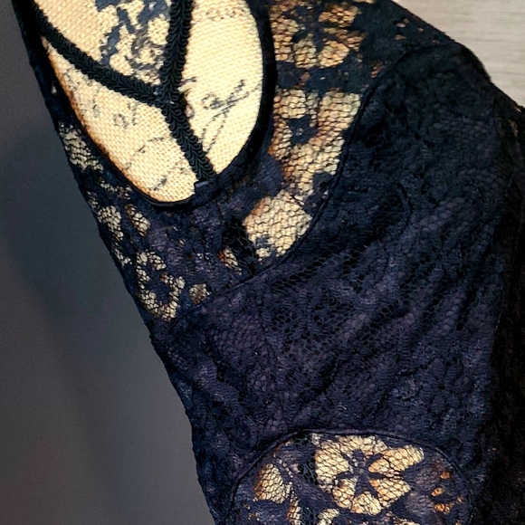 Short/mini Dress sz LG material stretches Black netting Gold zipper in Back - Picture 5 of 12